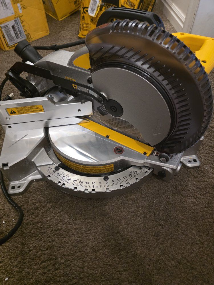 Dewalt 15AMP Corded10in. Compound Single Bevel Miter Saw