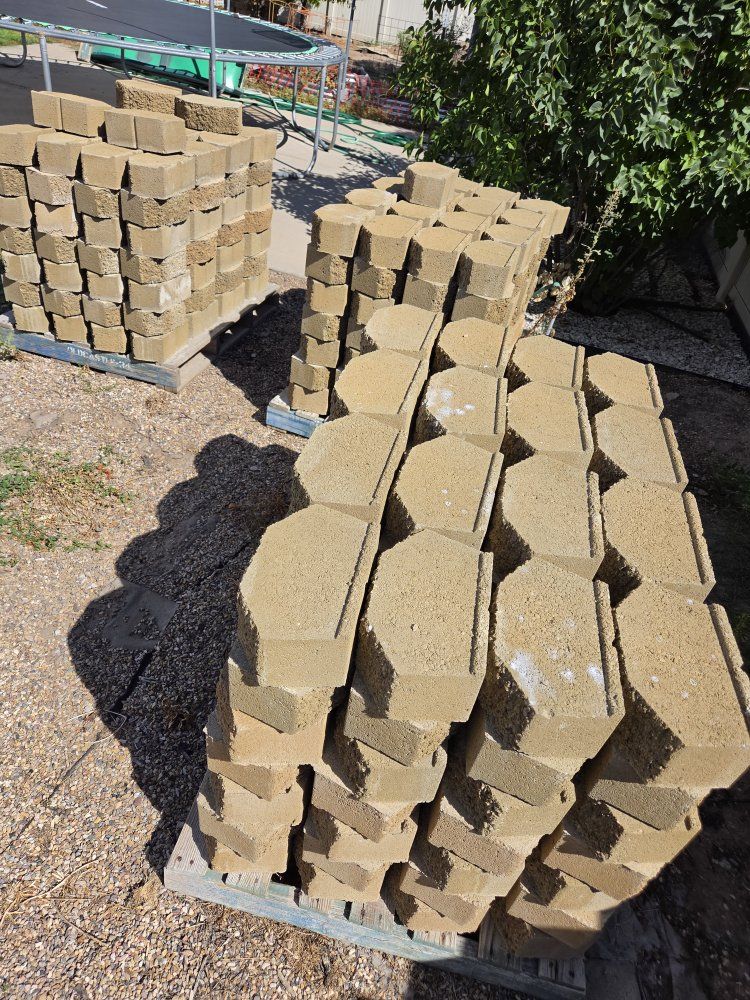 Tan Retaining Wall Bricks / Landscape Pavers - Pallets Included