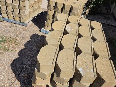 Tan Retaining Wall Bricks / Landscape Pavers - Pallets Included