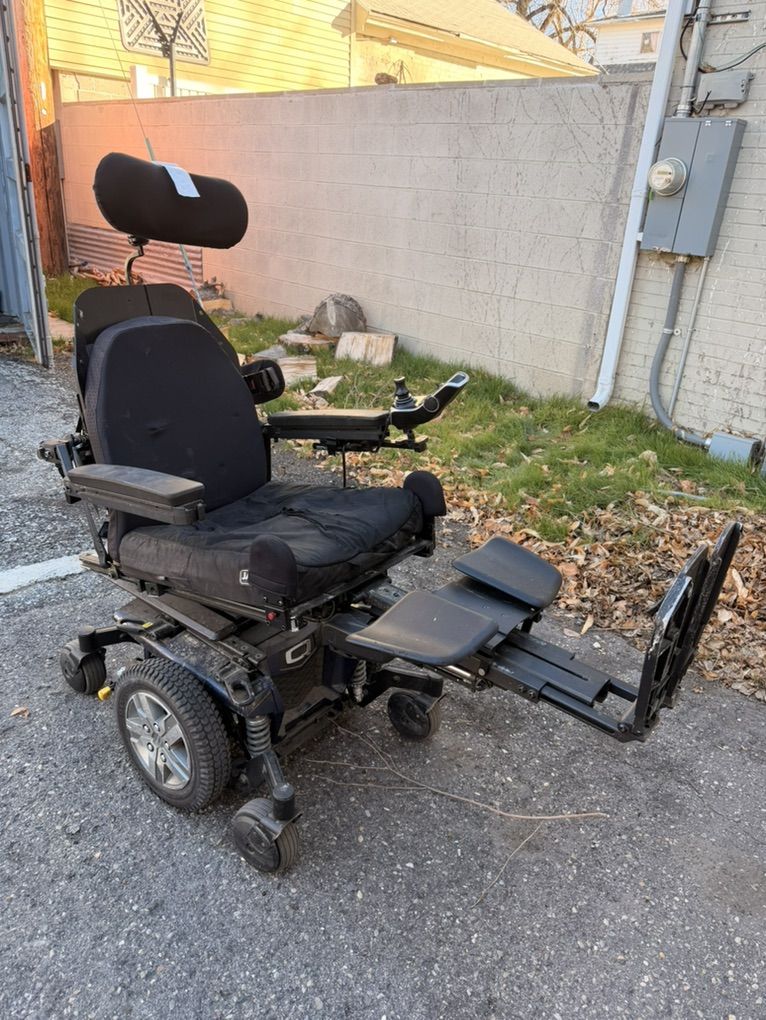Quantum Edge 2 Wheelchair