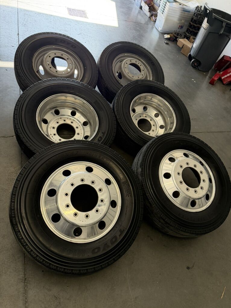 2023 Ford F550 OEM 19.5 Alcoas/ 265/70/19.5