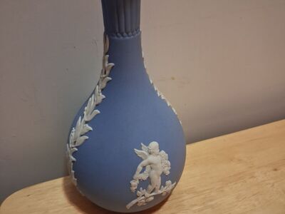 vintage wedgwood vase