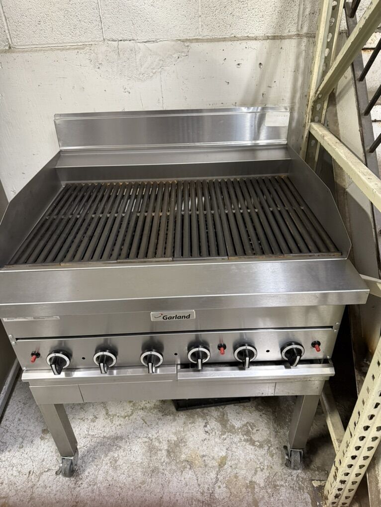 Garland natural gas Hi BTU Char broiler Electronic ignition next to new WAS $3500 ,NOW SPECIAL BLACK FRIDAY $2750