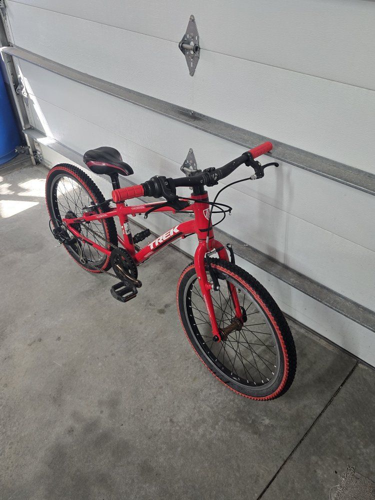 Trek Superfly 20 Red Kids Mountain Bike, 20-inch Wheels, 7-Speed just tuned up.