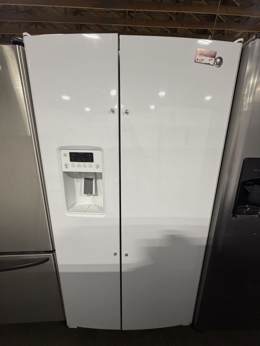 PERFECT FOR YOUR GARAGE! GE SIDE BY SIDE FRIDGE
