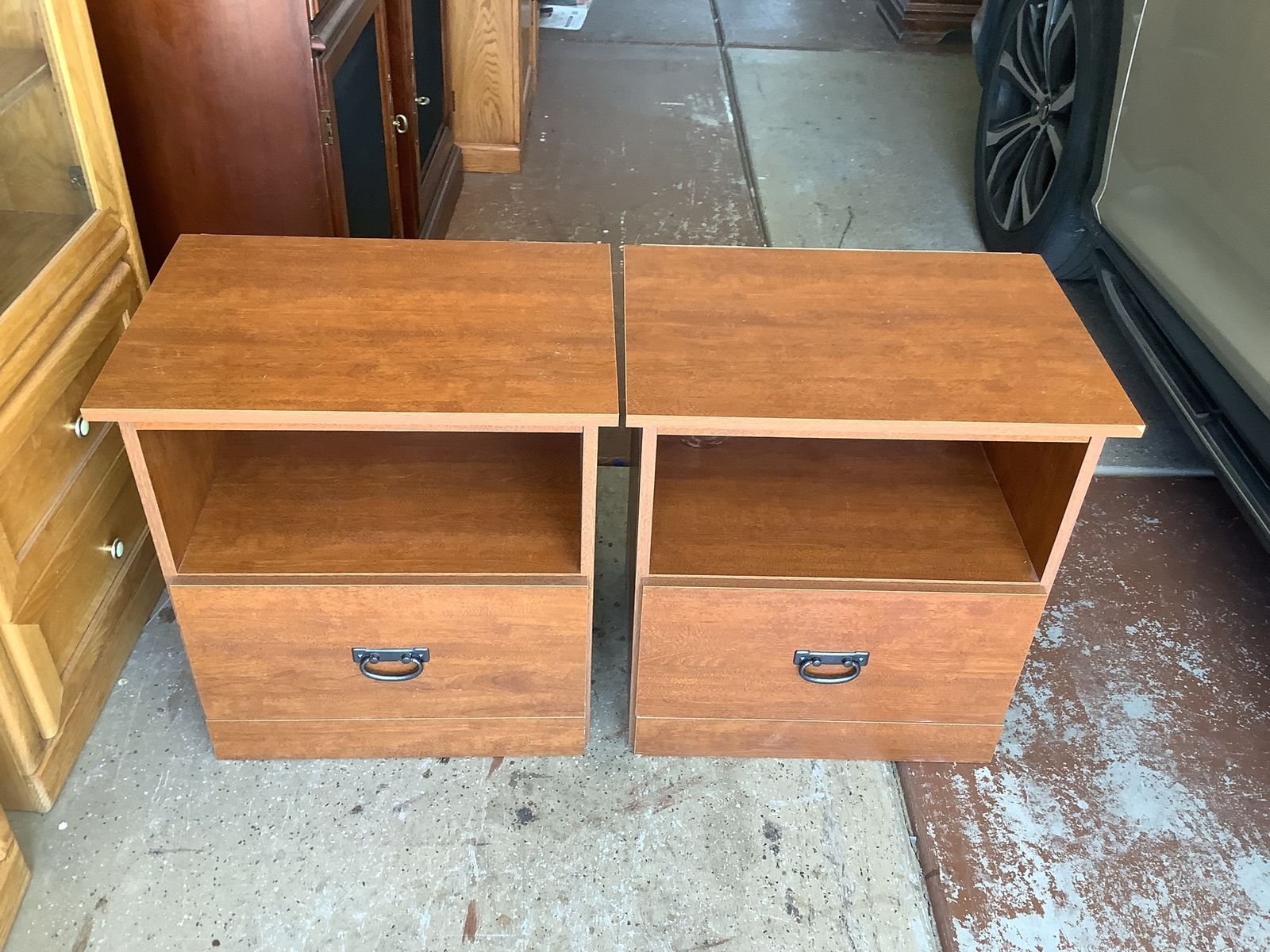 Pair of Nightstands Tabes