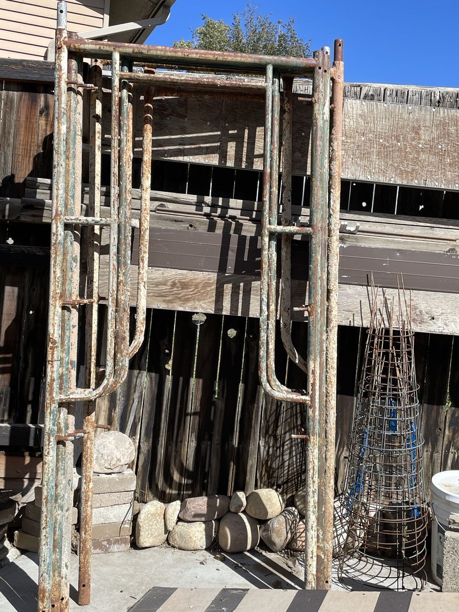 Stucco guy scaffolding