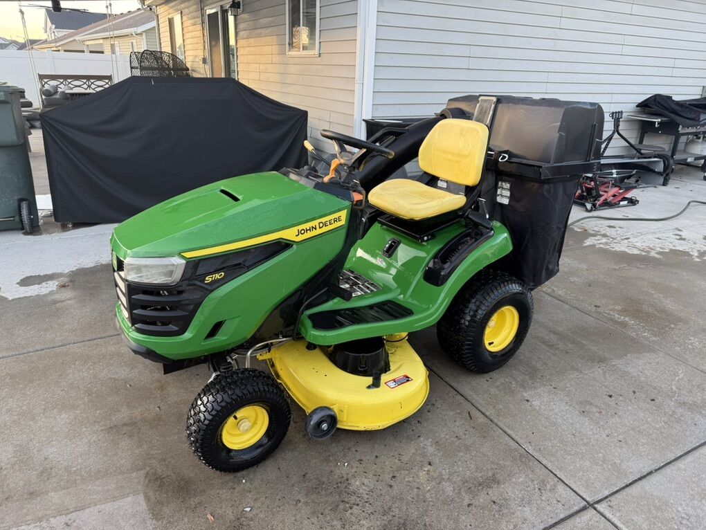 John Deere S110 Riding Lawnmwer w/ Bagger