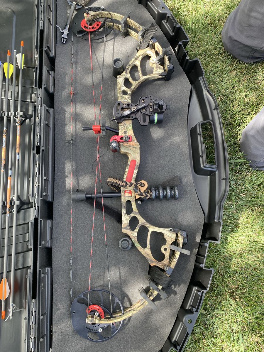 Nice PSE EVO Bow with arrows.