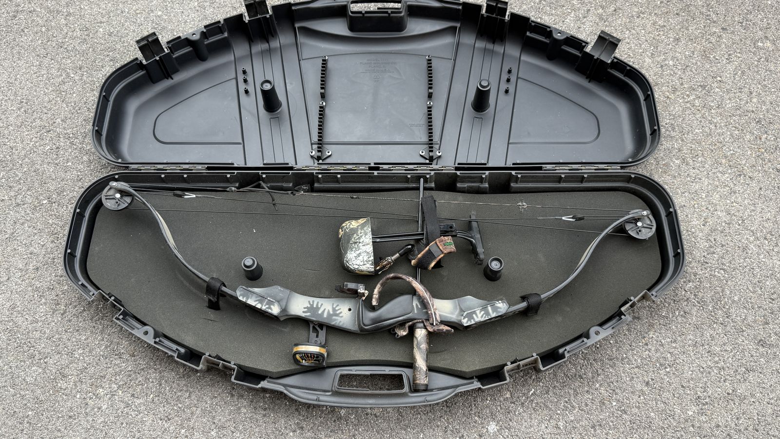 Bear Kodiak compound bow (Illusion Camo, 65# draw weight, 30" draw length)