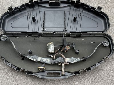 Bear Kodiak compound bow (Illusion Camo, 65# draw weight, 30" draw length)