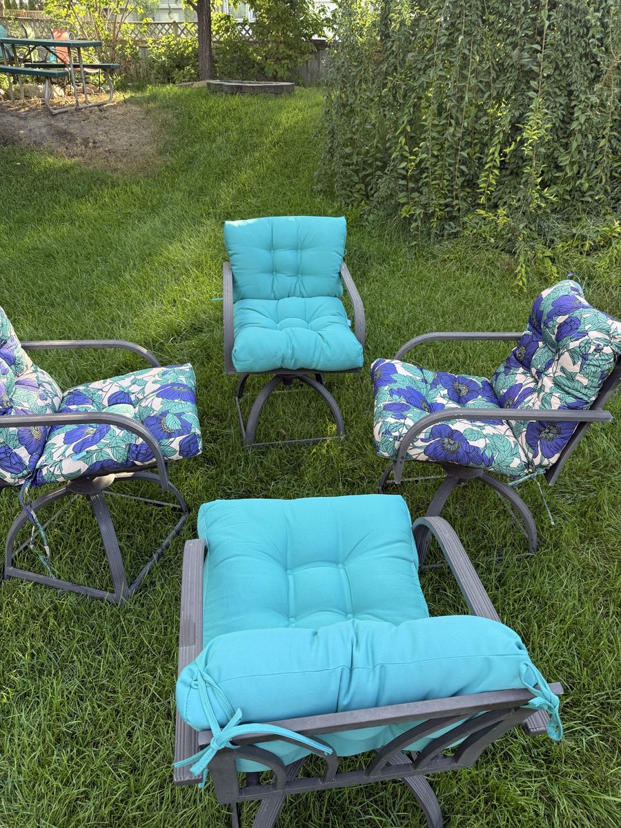 Set of 4 Outdoor Patio Swivel Chairs with Cushions