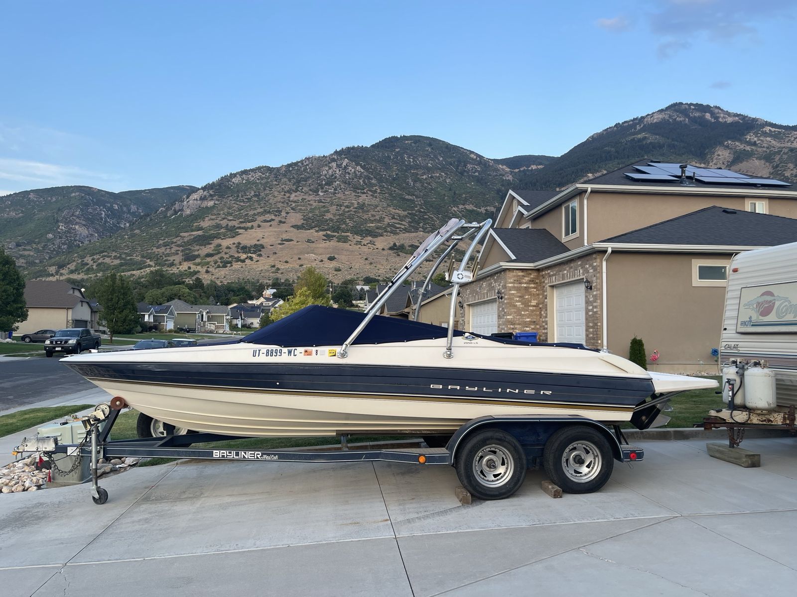 1996 Bayliner Capri 2050 LS Bowrider Boat with Trailer & Wakeboard Tower