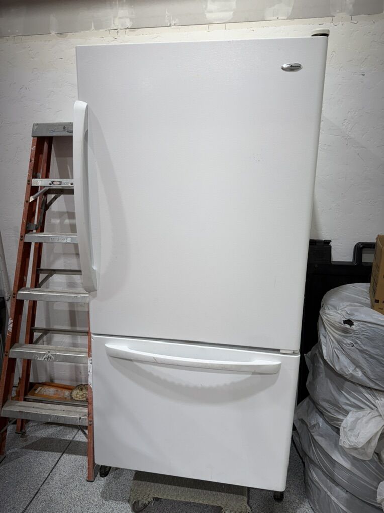 Full Size Amana Refrigerator & Freezer