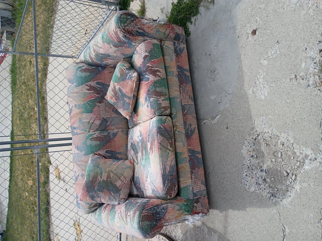 free pull out couch bed works and has mattress