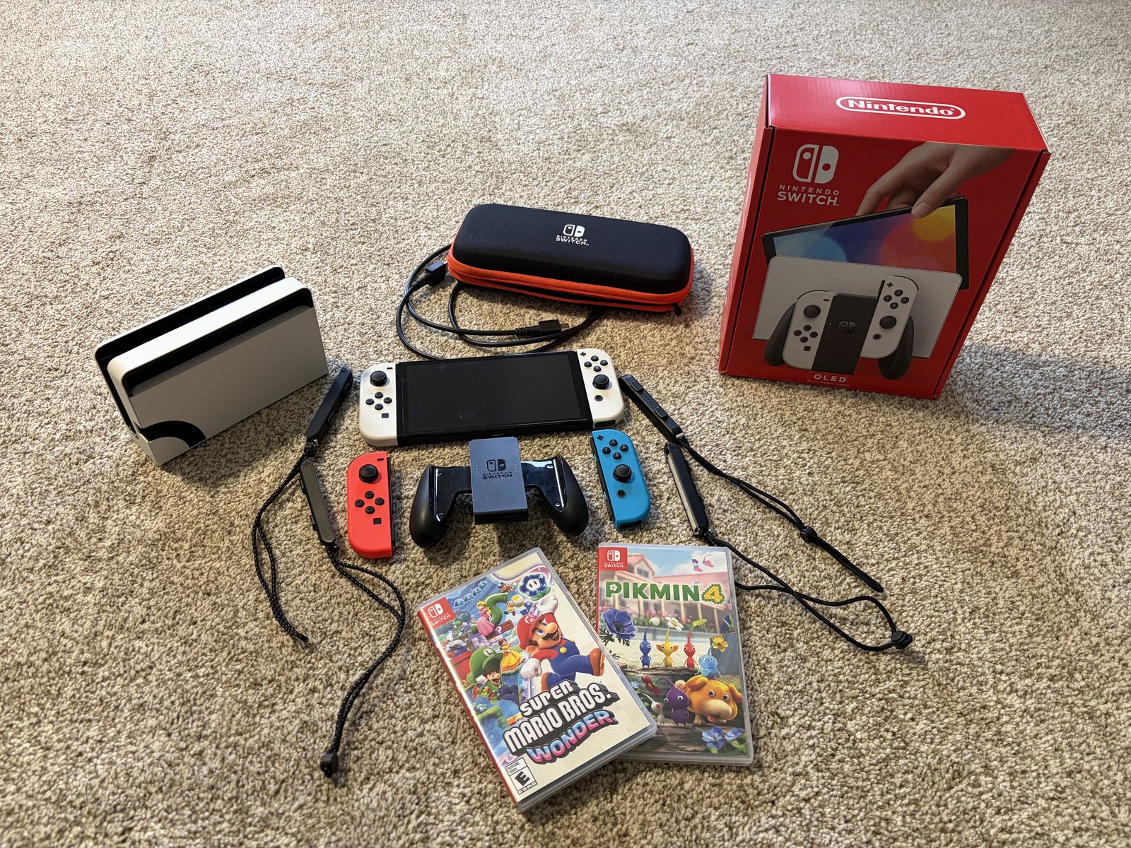 Nintendo Switch W 2 Games 4 Controllers