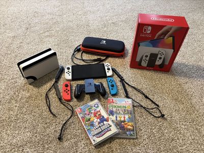 Nintendo Switch W 2 Games 4 Controllers