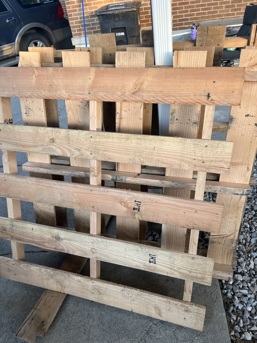 4 Free Pallets Holladay area