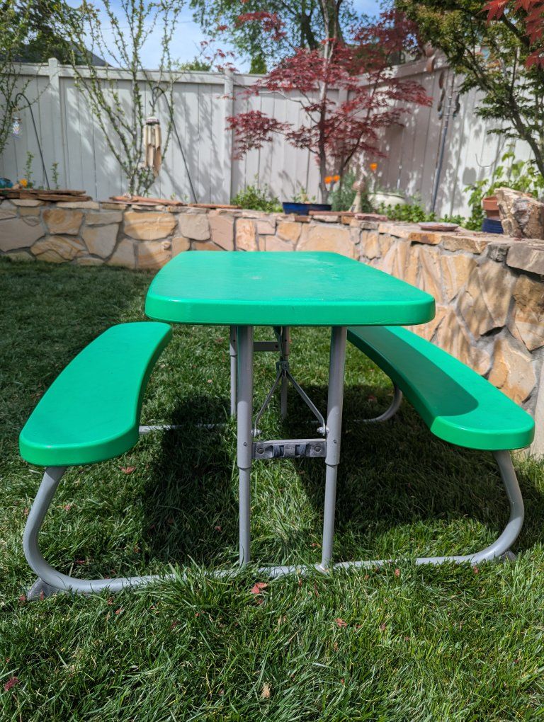 Kid picnic table