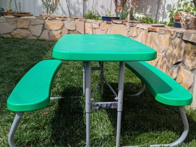 Kid picnic table