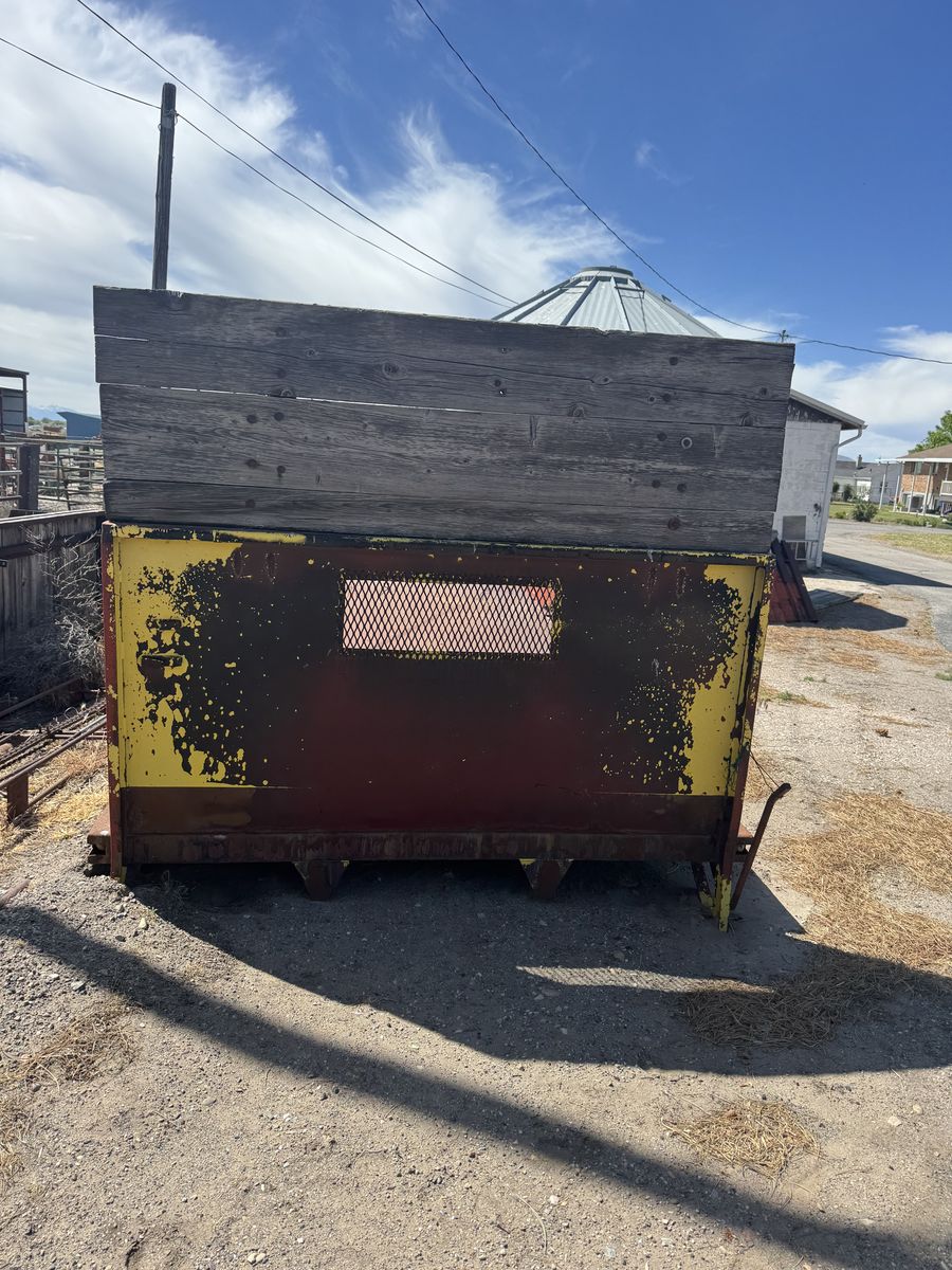 18ft bed with removable sides & new hoist. 