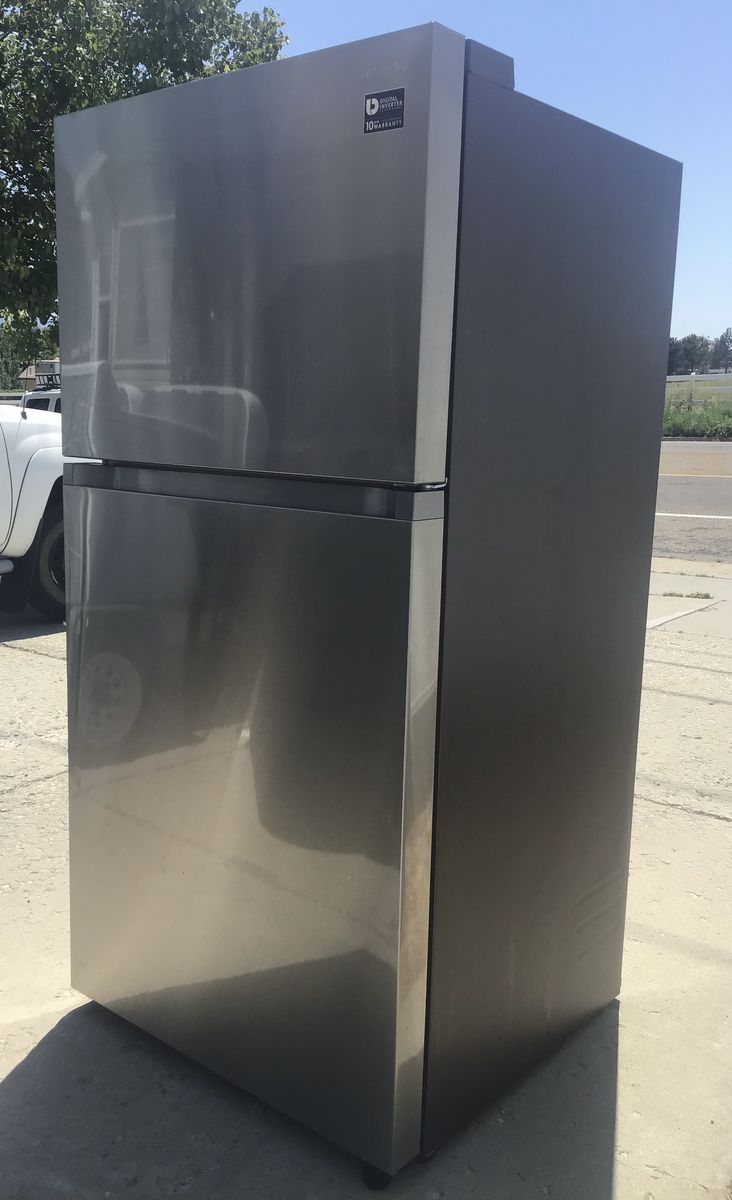 Like in new condition Samsung Top Freezer Refrigerator Stainless Steel Auto Ice Maker. Includes free delivery