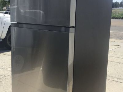Like in new condition Samsung Top Freezer Refrigerator Stainless Steel Auto Ice Maker. Includes free delivery