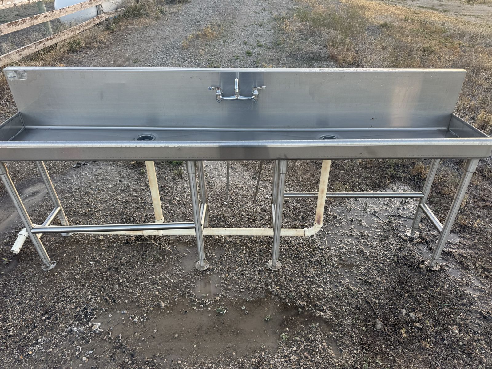 Commercial sink