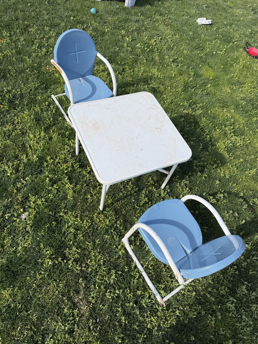 Kids Picnic Table With 2 Chairs