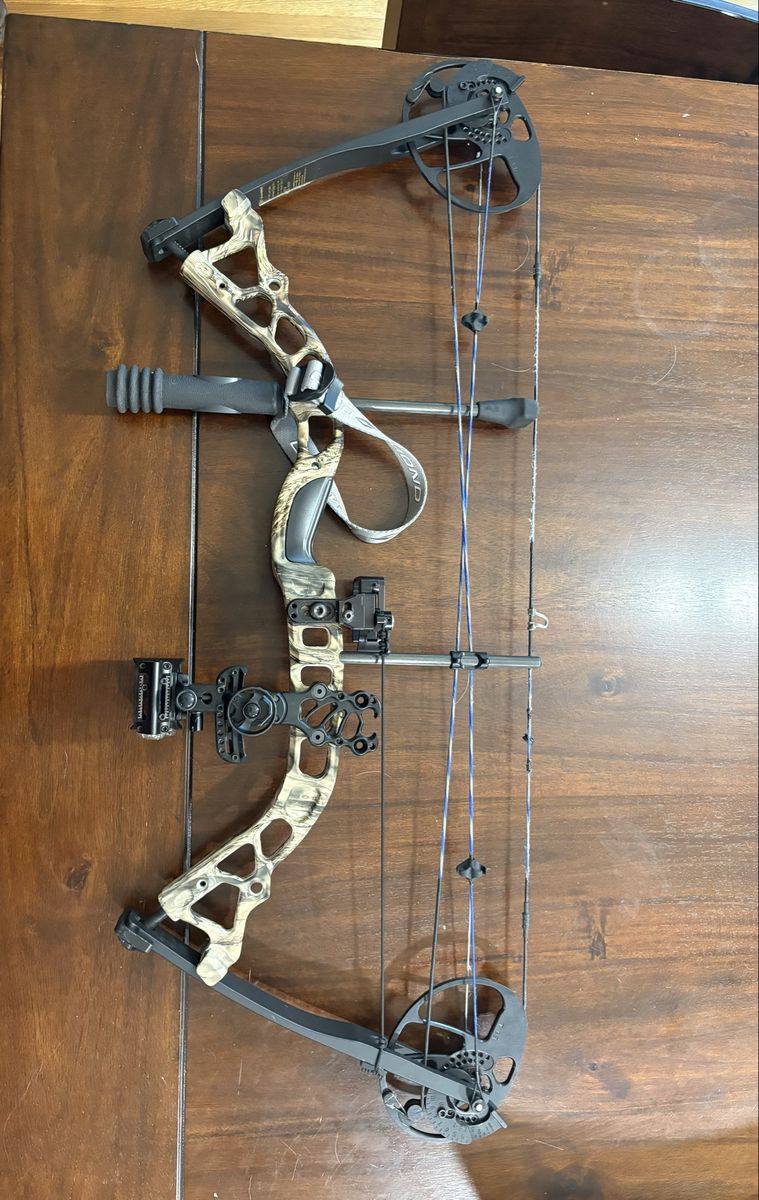 Diamond Archery Infinite Edge Pro Compound Bow Camo with Accessories