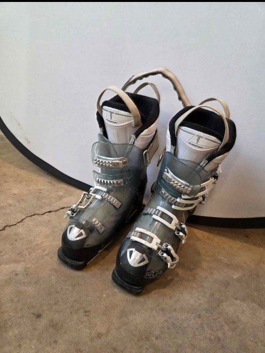 Atomic Silver Hawx 90 size 10 skis boot