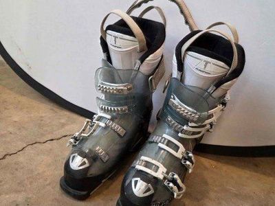 Atomic Silver Hawx 90 size 10 skis boot