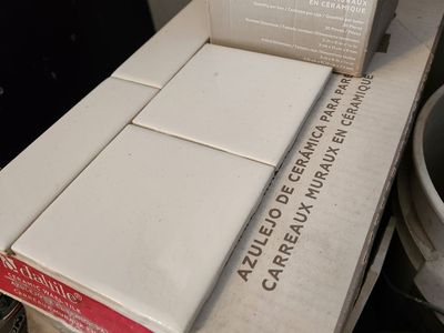 white 4x4 tiles w border