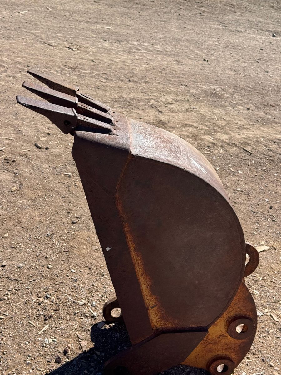 Case 12" Backhoe Bucket