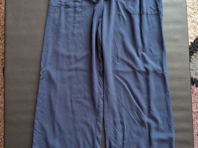 Classic Concepts Women's XL Navy Blue 100% Viscose Wide Leg Cropped Pants with Pockets