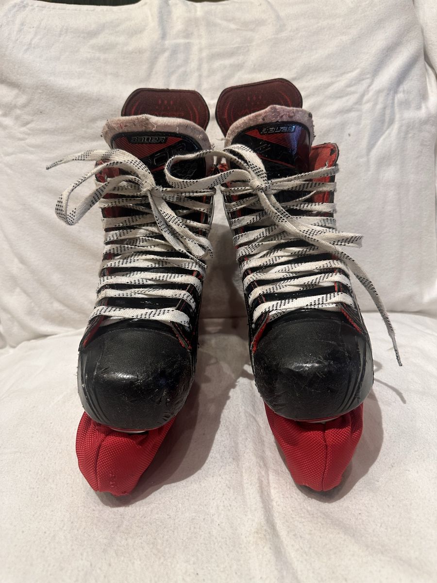 Bauer vapor X2.7 black with red trim skate size 5 hockey skates with blade covers