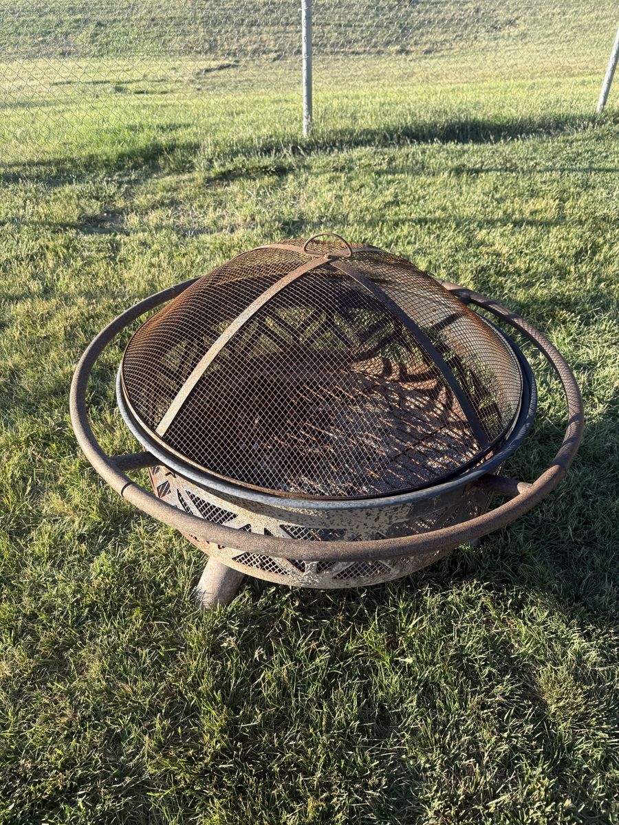 Round Metal Outdoor Fire Pit with Spark Screen and Log Grate