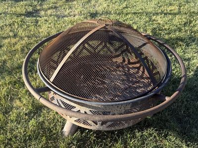 Round Metal Outdoor Fire Pit with Spark Screen and Log Grate
