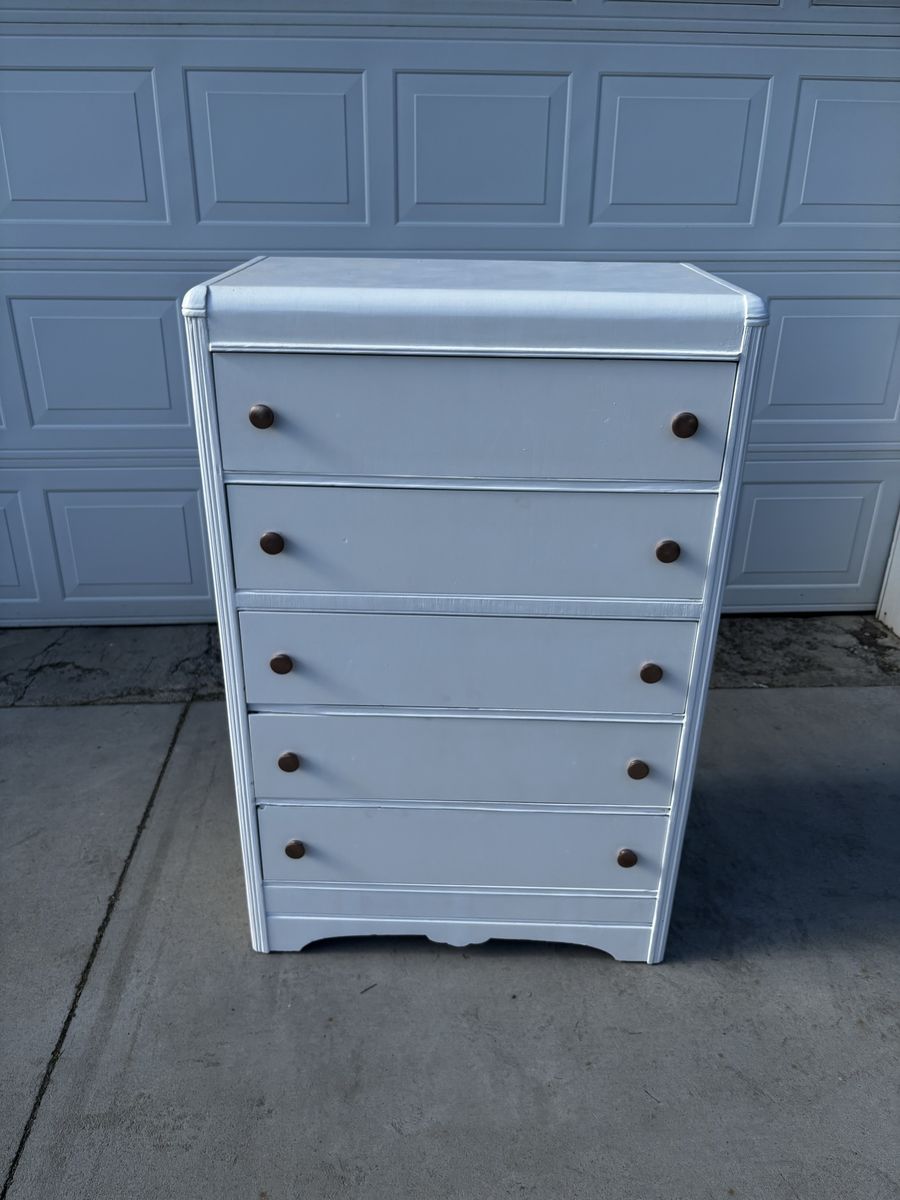 Wooden 5 drawer dresser