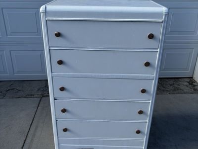 Wooden 5 drawer dresser