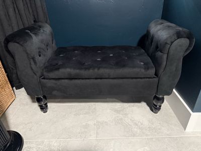 Black Tufted Velvet Storage Bench with Armrests - Elegant & Functional Seating