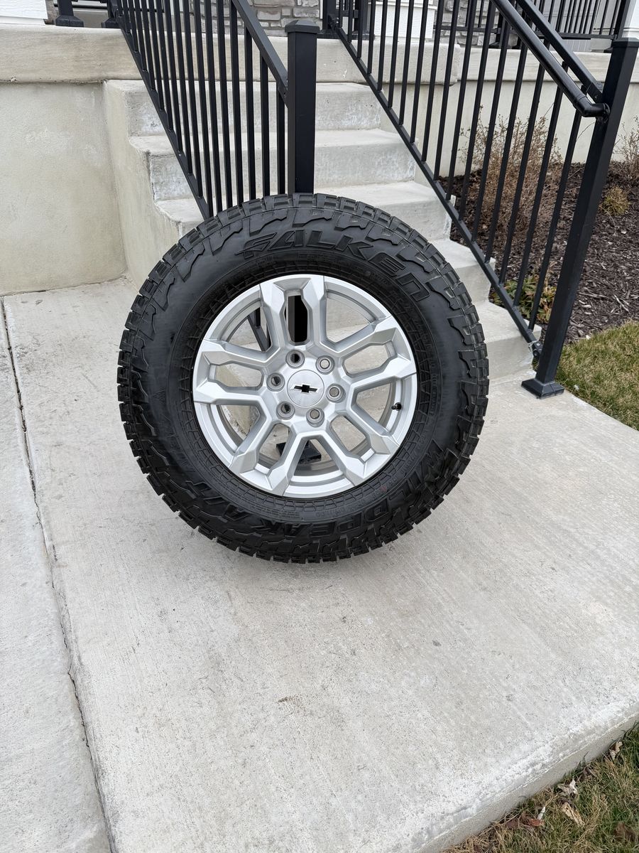 Chevy Silverado 1500 Rims and Tires 275/70R18
