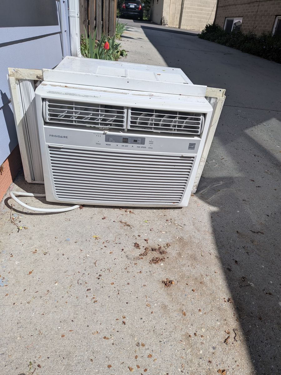 Air Conditioner -- Frigidaire 12000btu -- Free
