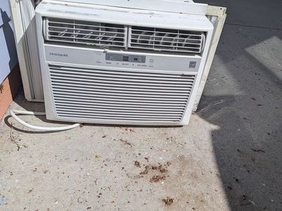 Air Conditioner -- Frigidaire 12000btu -- Free