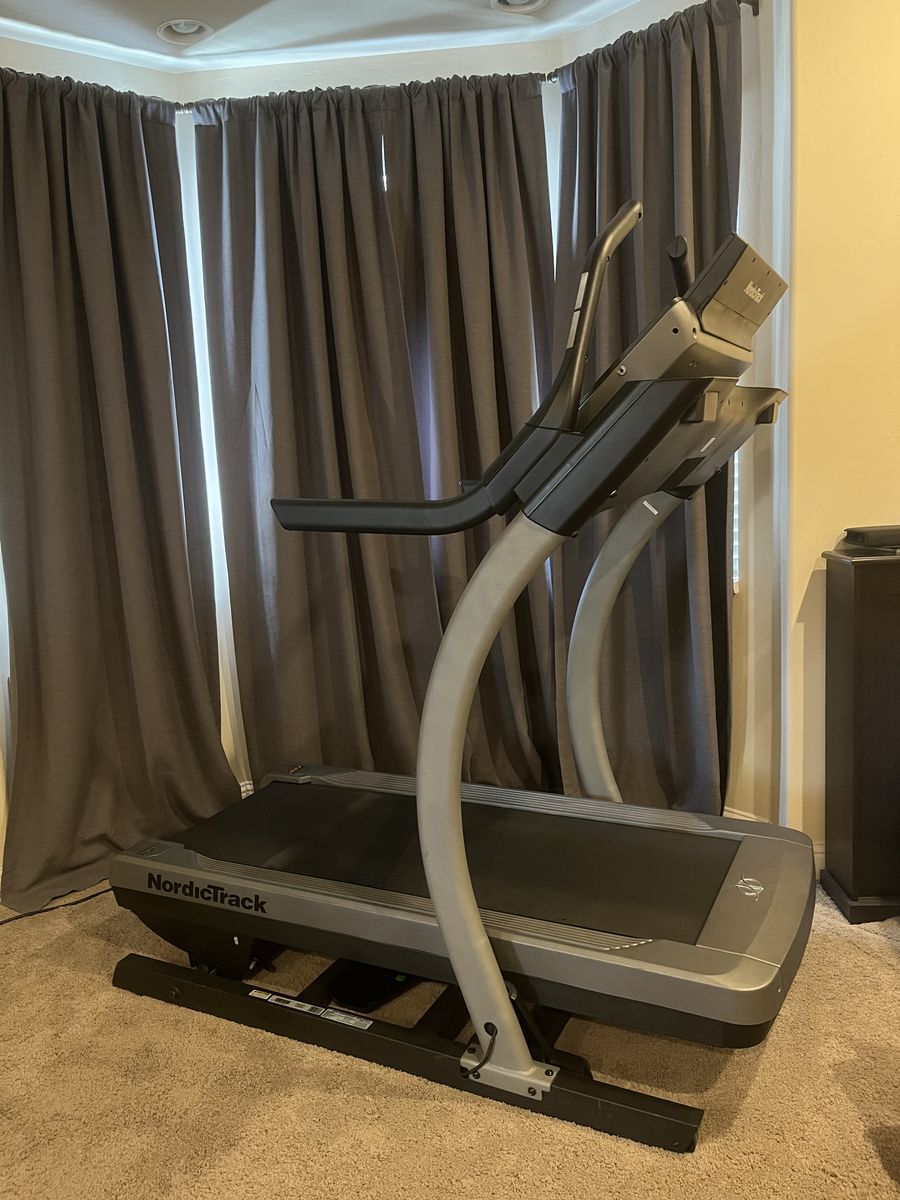 2018 NordicTrack X22i Incline Treadmill