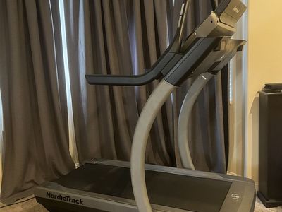 2018 NordicTrack X22i Incline Treadmill