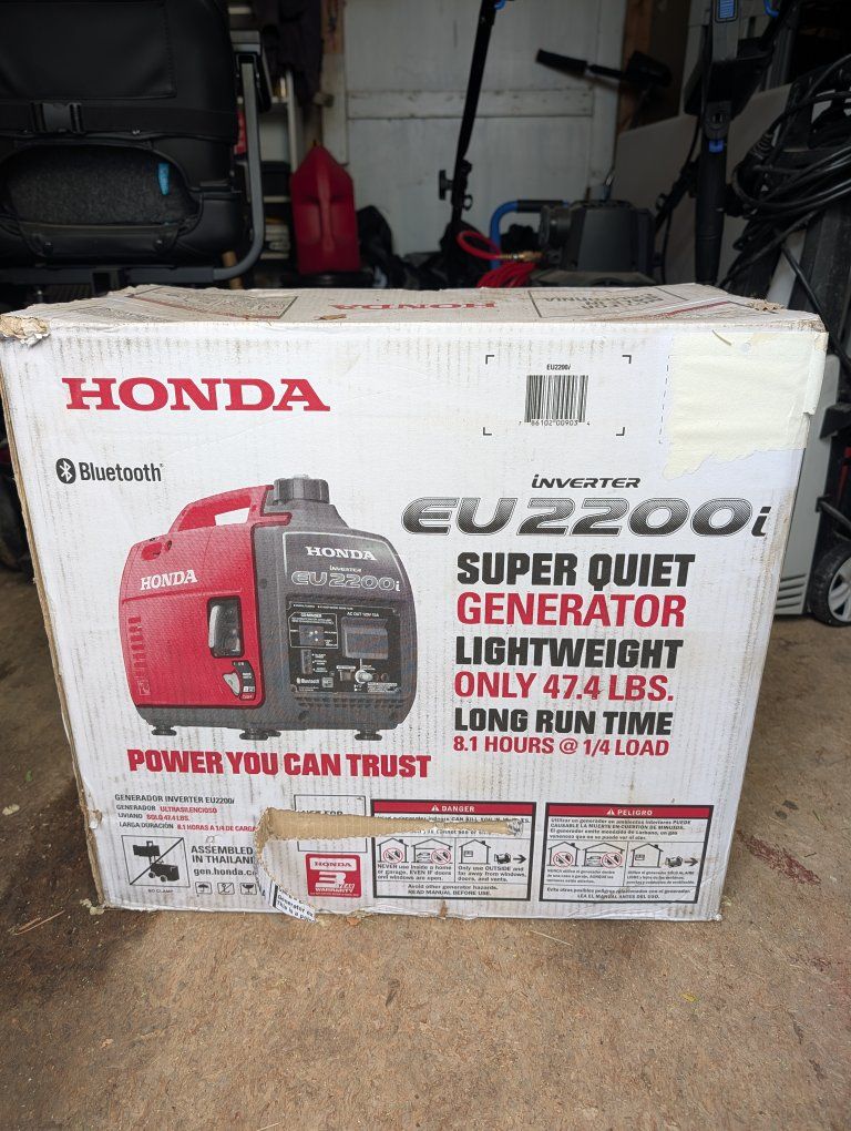 Honda EU2200i Super Quiet Inverter Generator - Lightweight 47.4 lbs, 8.1hr Run Time