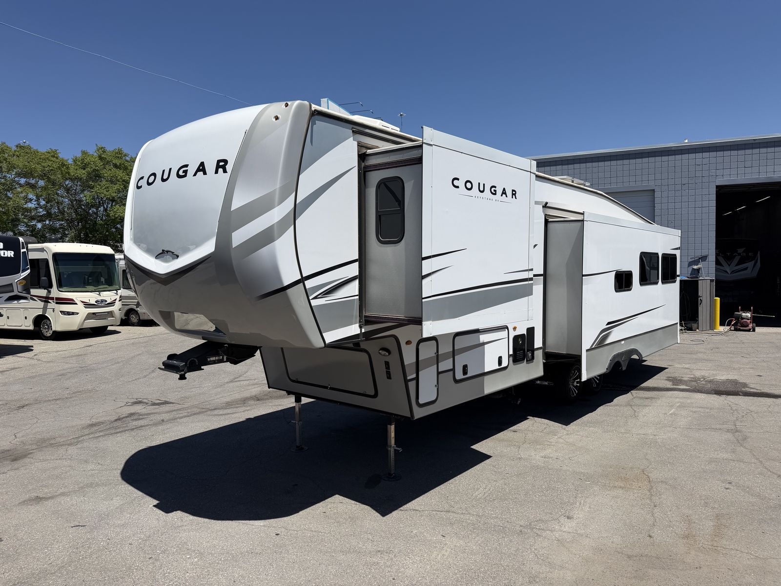 36Ft Solar, Washer/Dryer Prep, King bed, Fireplace 2023 Keystone Cougar 320RDS like: East to West Tandara Montana Heartland