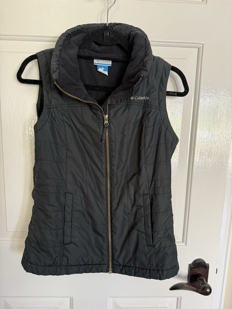 Columbia brand women’s full zip vest dark gray/black S light mark on back