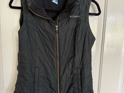 Columbia brand women’s full zip vest dark gray/black S light mark on back